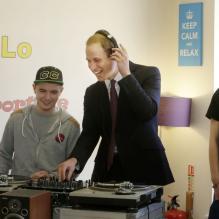 <p>Le prince William s'est essayé au DJing et au scratching lors d'une visite avec sa femme Kate Middleton dans un foyer pour jeunes sans-abri (Quarriers Stopover Project) de Glasgow, le 4 avril 2013.</p>