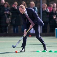 <p>Le prince William s'essaye au hockey, spécialité de Kate Middleton, au centre de loisirs Donald Dewar à Glasgow le 4 avril 2013</p>