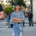 Rihanna, en virée shopping à Beverly Hills, elle prend la pose avec ses fans