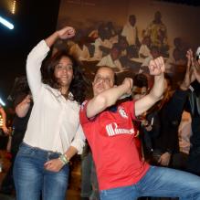 Amel Bent et l'humoriste Bouder lors de la soirée caritative <em>Une nuit à Makala</em>, au Zénith de Lille le 8 avril 2013.