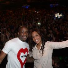 Amel Bent et Rio Mavuba, capitaine de l'équipe de foot de Lille et organisateur de la soirée caritative <em>Une nuit à Makala</em>, au Zénith de Lille le 8 avril 2013.