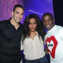 Amel Bent au côté Rio Mavuba (à droite) capitaine de l'équipe de foot de Lille et organisateur de la soirée caritative <em>Une nuit à Makala</em>, et Adil Rami (à gauche) au Zénith de Lille le 8 avril 2013.