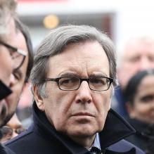 Les funérailles se sont déroulées en présence de l'animateur Denis Brogniart et de sa femme Hortense, du patron de TF1, Nonce Paolini, ainsi que le producteur de Koh Lanta, Franck firmin-Guion