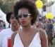 Solange Knowles en top blanc et jupe fendue J. Crew lors du Festival de Coachella. Le 13 avril 2013.
