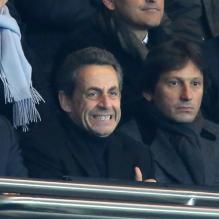 Nicolas Sarkozy entre Leonardo et Nassel al-Khelaifi lors du quart de finale aller de la ligue des Champions entre le Paris Saint-Germain et le FC Barcelone au Parc des Princes à Paris le 2 avril 2013
