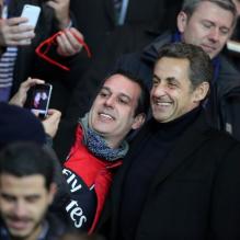 Nicolas Sarkozy entouré de fans lors du quart de finale aller de la ligue des Champions entre le Paris Saint-Germain et le FC Barcelone au Parc des Princes à Paris le 2 avril 2013