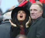 Finale ASSE - Rennes : Salma Hayek soutient le clan Pinault, déçu, avec style