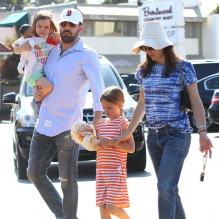 La famille presque au complet : Ben Affleck et Jennifer Garner ont emmené leurs deux filles Violet, 7 ans, et Seraphina, 4 ans au célèbre Country Mart de Brentwood, le 20 avril 2013