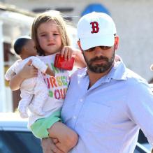Ben Affleck et Jennifer Garner ont emmené leurs deux filles Violet, 7 ans, et Seraphina, 4 ans au célèbre Country Mart de Brentwood, le 20 avril 2013 - Ben Affleck porte Seraphina dans ses bras