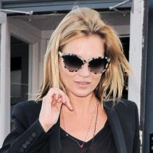 Kate Moss tout de noir vêtue à Londres avec des lunettes Stella McCartney, un sac "Papier Elaphe" signé Balenciaga et de bottines Isabel Marant. Le 25 avril 2013.