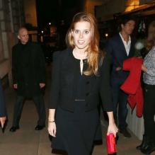 <p>La princesse Beatrice d'York quittant le Loulou's après une soirée avec sa mère Sarah Ferguson et en compagnie de Pippa et James Middleton et leurs amoureux Nico Jackson et Donna Air, le 25 avril 2013 à Londres.</p>