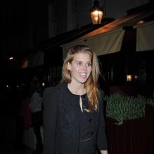 <p>Beatrice d'York quittant le Loulou's après une soirée avec sa mère Sarah Ferguson et en compagnie de Pippa et James Middleton et leurs amoureux Nico Jackson et Donna Air, le 25 avril 2013 à Londres.</p>