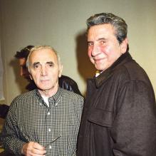 Charles Aznavour et Gilbert Bécaud dans les loges du Palais des Congrès de Paris en 2000
