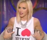 Jenny McCarthy : Sexy et déjantée, elle jongle avec des implants mammaires