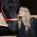 Daryl Hannah angélique auprès d'un beau cheval noir : Un combat dans la douceur