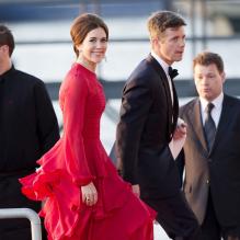 La princesse Mary de Danemark divine avec le prince Frederik, arrivant au Muziekgebouw Aan't IJ pour le banquet final de l'intronisation du roi Willem-Alexander des Pays-Bas, après la parade aquatique sur l'IJ, le 30 avril 2013 à Amsterdam.