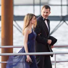 La princesse Letizia et le prince Felipe d'Espagne arrivant au Muziekgebouw Aan't IJ pour le banquet final de l'intronisation du roi Willem-Alexander des Pays-Bas, après la parade aquatique sur l'IJ, le 30 avril 2013 à Amsterdam.