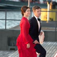 La princesse Mary et le prince Frederik de Danemark arrivant au Muziekgebouw Aan't IJ pour le banquet final de l'intronisation du roi Willem-Alexander des Pays-Bas, après la parade aquatique sur l'IJ, le 30 avril 2013 à Amsterdam.