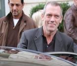 L'acteur et chanteur Hugh Laurie sort des studios de la radio RTL à Paris, le 29 avril 2013.