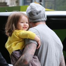 La petite Harper dans les bras de son papa lors d'une sortie shopping chez Bonton à Paris le 3 mai 2012