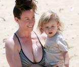 Alanis Morissette : Boudinée dans son bikini, elle veille sur son fils Ever