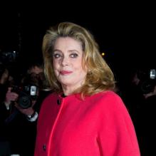 Catherine Deneuve lors du défilé Yves Saint Laurent prêt-à-porter Automne-Hiver 2013-2014 au Grand Palais à Paris, le 4 mars 2013.