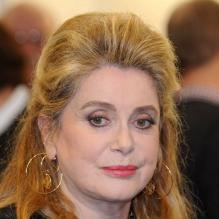 Catherine Deneuve visite le salon du bien être à Francfort en Allemagne le 18 février 2013.
