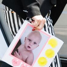 La carte de fête des mères offert par Zuma à sa maman, Gwen Stefani, à Los Angeles, le 8 mai.