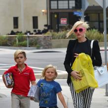 <p>Après l'école, Gwen Stefani et ses fils en balade à Los Angeles, le 8 mai.</p>