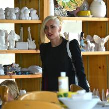 <p>Gwen Stefani dans un magasin de poterie à Los Angeles, le 8 mai.</p>