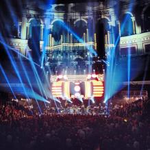 Johnny Hallyday sur scène le 15 octobre 2012 à Londres. Une photo prise par Laeticia qui montre l'immense orgue du Royal Albert Hall qui surplombe la scène.