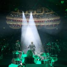 EXCLU : Johnny Hallyday magnifique sur la scène du Royal Albert Hall à Londres, le 15 octobre 2012.