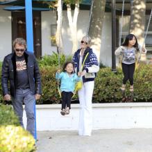 Johnny Hallyday et Laeticia avec leurs filles, Jade et Joy, à Los Angeles le 27 avril 2013.