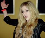 Avril Lavigne : Vandale et ado attardée dans ''Here's To Never Growing Up''