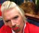 Richard Branson jouant les hôtesses de l'air à la suite d'un pari perdu, le dimanche 12 mai 2013.