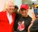 Richard Branson honorant un pari perdu, le dimanche 12 mai 2013 en compagnie du PDG d'Air Asia.