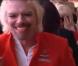 Richard Branson honorant un pari perdu, le dimanche 12 mai 2013.