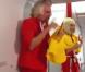 Richard Branson à bord d'un vol Air Asia, en hôtesse de l'air à la suite d'un pari perdu, le dimanche 12 mai 2013.