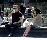 Alec Baldwin en compagnie de sa femme Hilaria, enceinte, à New York, le 10 mai 2013.