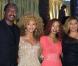 Beyoncé entourée de sa soeur Solange Knowles, de son père Mathew et de sa mère Tina, à Los Angeles, en 2002.