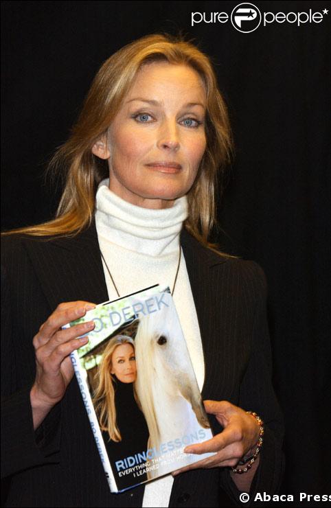 Bo Derek presente son livre Comment monter a cheval en 2002