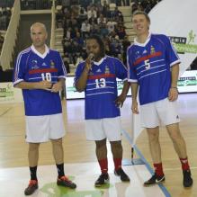<p>Zinédine Zidane, Christian Karembeu et Laurent Blanc lors d'un match pour l'Académie Bernard Diomède au palais des Sports Robert-Charpentier à Issy-les-Moulineaux le 13 mai 2013 avec les membres de l'équipe de France 98</p>