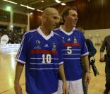  Zinédine ZIdane et Laurent Blanc lors d'un match pour l'Académie Bernard Diomède au palais des Sports Robert-Charpentier à Issy-les-Moulineaux le 13 mai 2013 avec les membres de l'équipe de France 98 