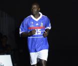  Lilian Thuram lors d'un match pour l'Académie Bernard Diomède au palais des Sports Robert-Charpentier à Issy-les-Moulineaux le 13 mai 2013 avec les membres de l'équipe de France 98 