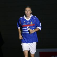 <p>Laurent Blanc lors d'un match pour l'Académie Bernard Diomède au palais des Sports Robert-Charpentier à Issy-les-Moulineaux le 13 mai 2013 avec les membres de l'équipe de France 98</p>
