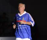  Didier Deschamps lors d'un match pour l'Académie Bernard Diomède au palais des Sports Robert-Charpentier à Issy-les-Moulineaux le 13 mai 2013 avec les membres de l'équipe de France 98 