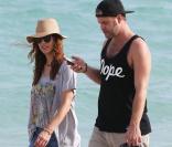 Kate Walsh se promène sur la plage avec son petit ami Chris Case à Miami, le 12 décembre 2012.