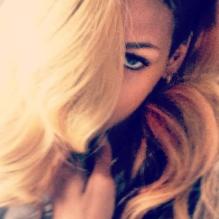 Rihanna postait le mardi 14 mai cette photo d'elle avec une nouvelle coiffure.