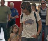 Keith Urban et sa fille Sunday Rose arrivent à l'aéroport de Los Angeles, le 17 mai 2013 pour un vol en direction de Paris.
