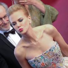 Nicole Kidman avec Steven Spielberg à la montée des marches du film Gatsby le magnifique, lors de l'ouverture du 66e Festival de Cannes, le 15 mai 2013.